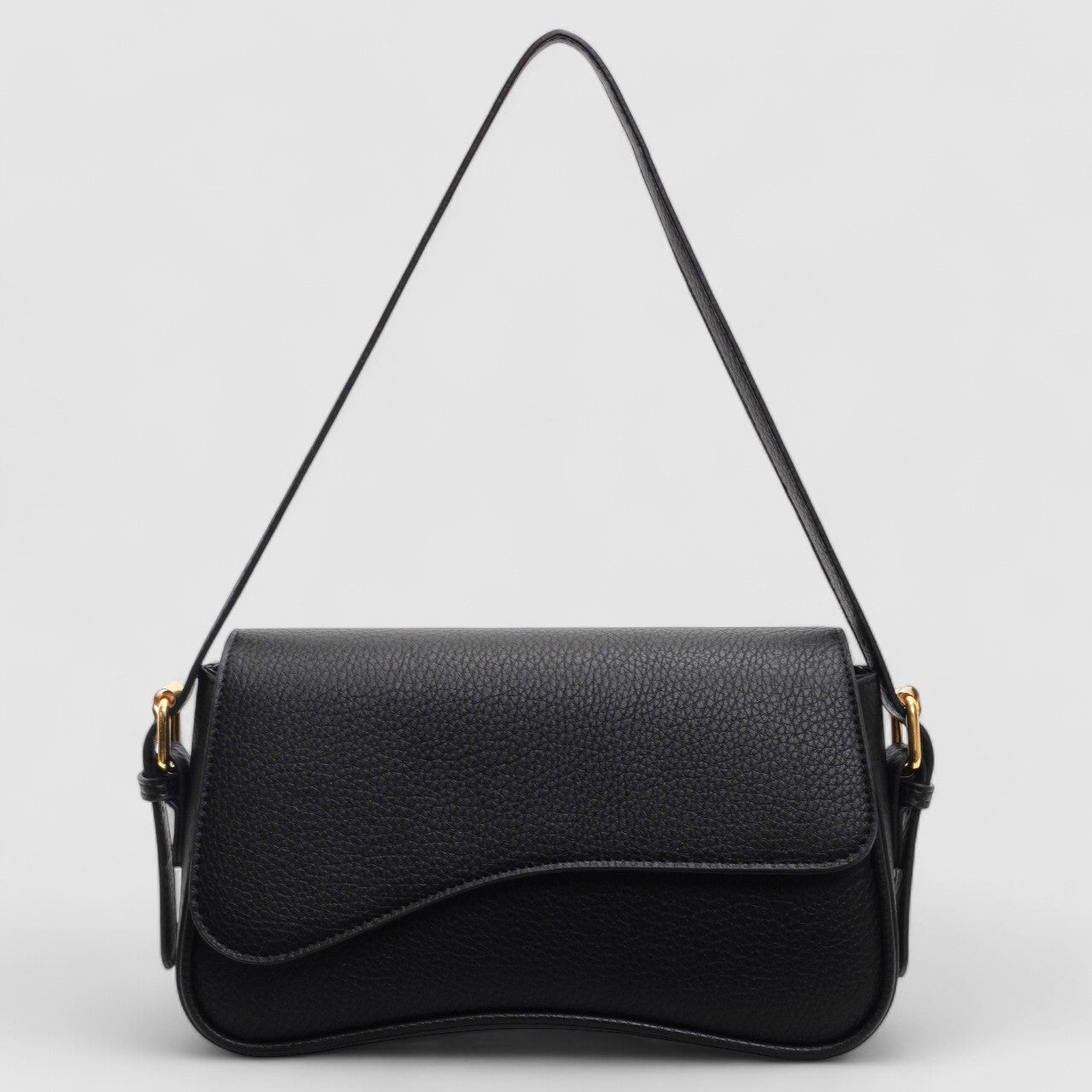 schwarze minimalistische Tasche mit glatter Verarbeitung