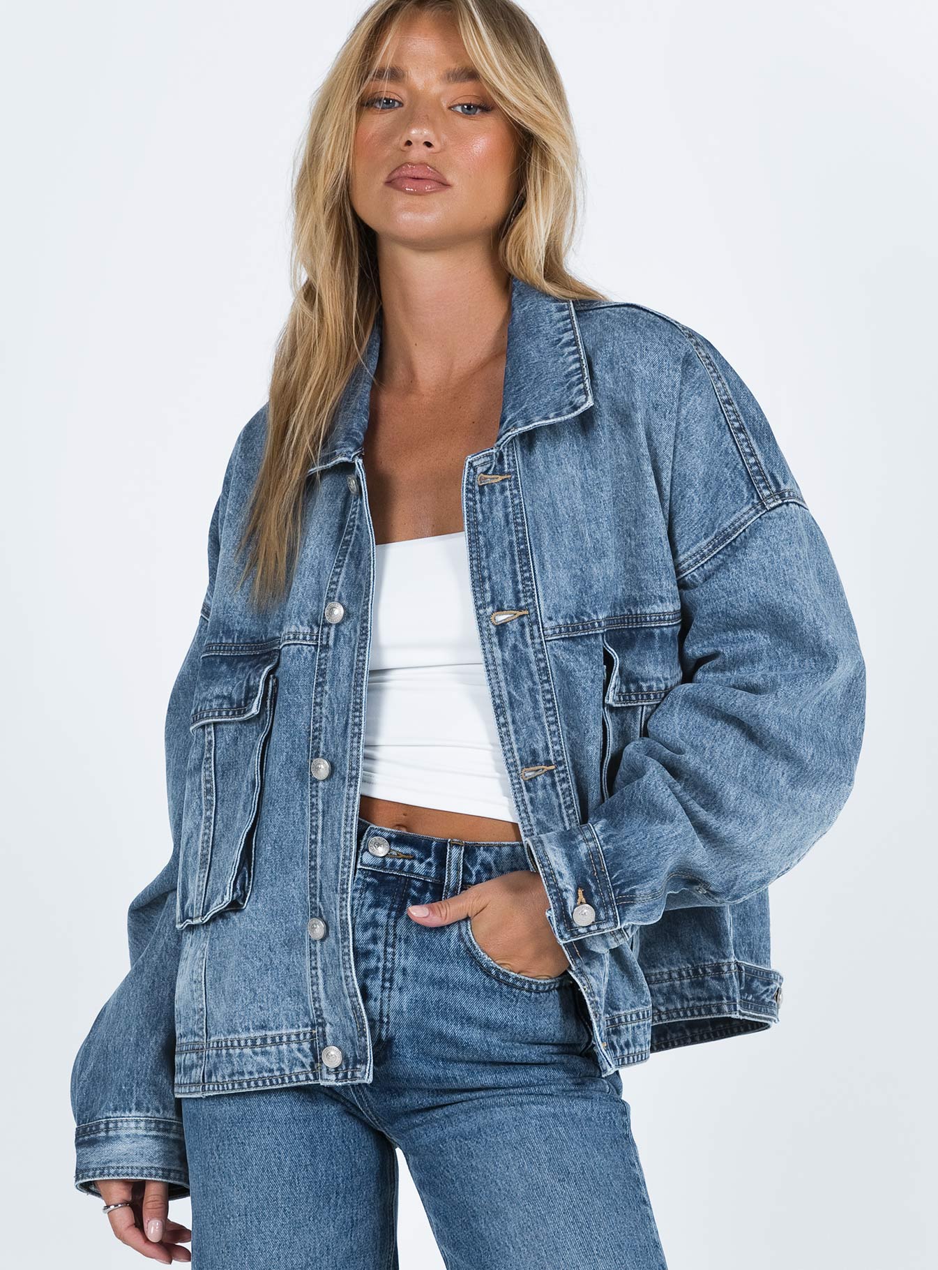 Vooraanzicht Riley Denim Jacket gecombineerd met een casual jeans en witte top
