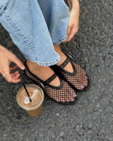 schwarze Mesh Mary-Jane Ballerinas mit glänzendem Riemchen auf Marmor-Tisch