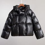 schwarze pufferjacke mit kapuze auf kleiderbügel