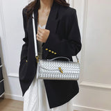vrouw met zilveren crossbody tas en klassiek design
