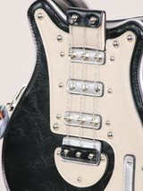Close-up van zwart-witte gitaarvormige tas met realistische snaren en knoppen