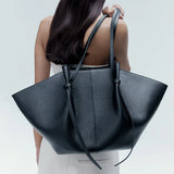 Avoria Tote Bag in Schwarz aus veganem Leder
