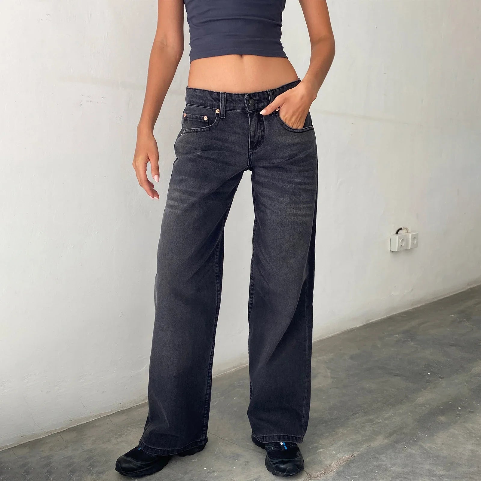 Vintage Chic Wide-Leg Jeans in verschillende kleuren, met een relaxte pasvorm en flatterend ontwerp.
