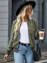 Islena Bomberjacke kombiniert mit Hut, Jeans und Sneakers
