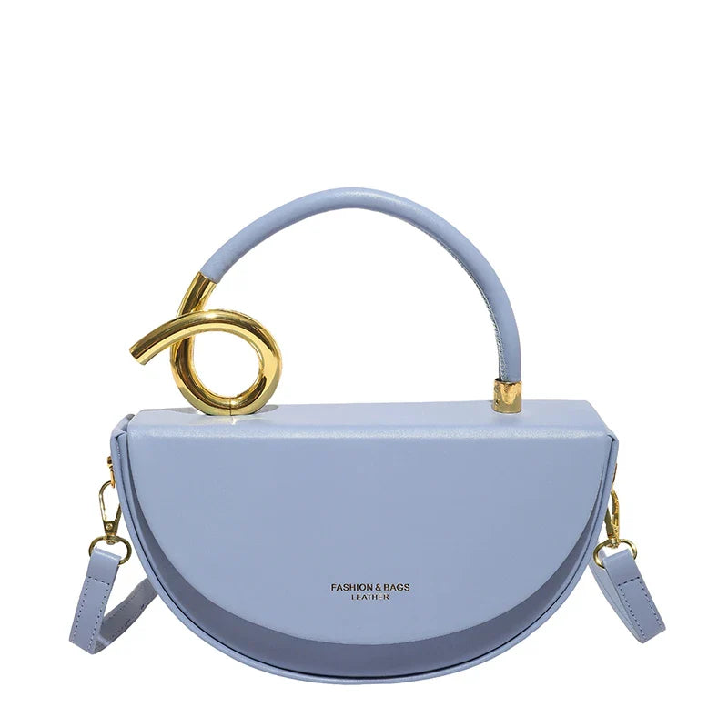 Amara Retro Halbmond Crossbody Bag in Hellblau mit Gold-Details
