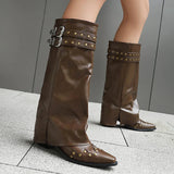 Braun Western-Kniestiefel mit Nieten und Doppel-Schnalle, Studio-Seitenansicht  Western-Kniestiefel mit Nieten und Doppel-Schnalle, Studio-Seitenansicht