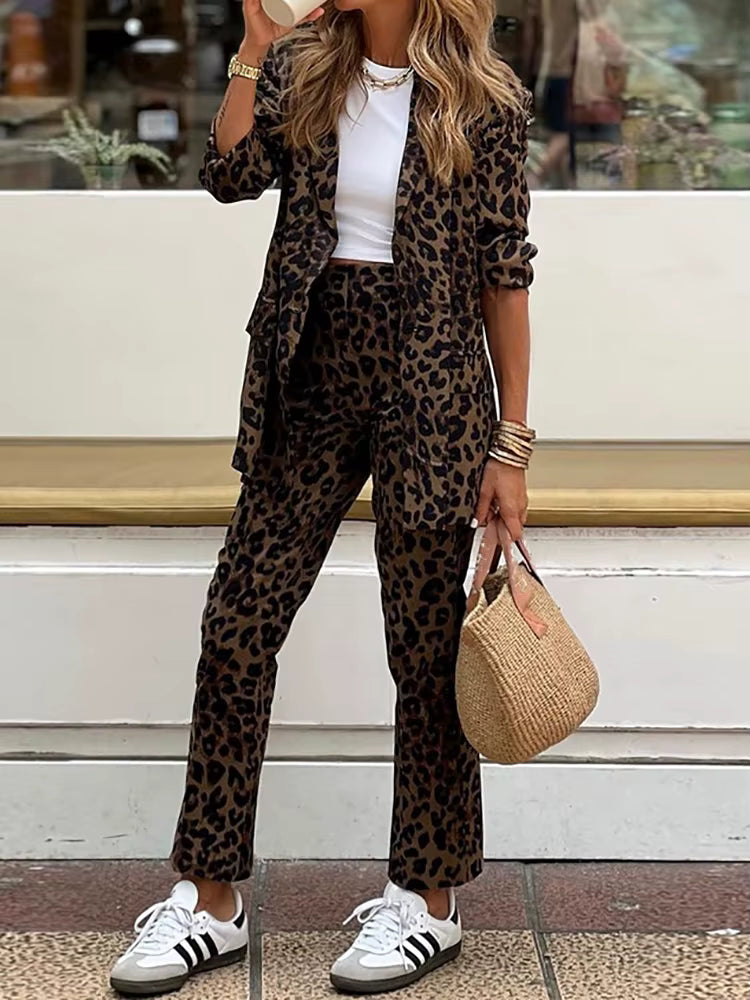 model trägt blaues leopard set blazer und hose damen mit sneakern