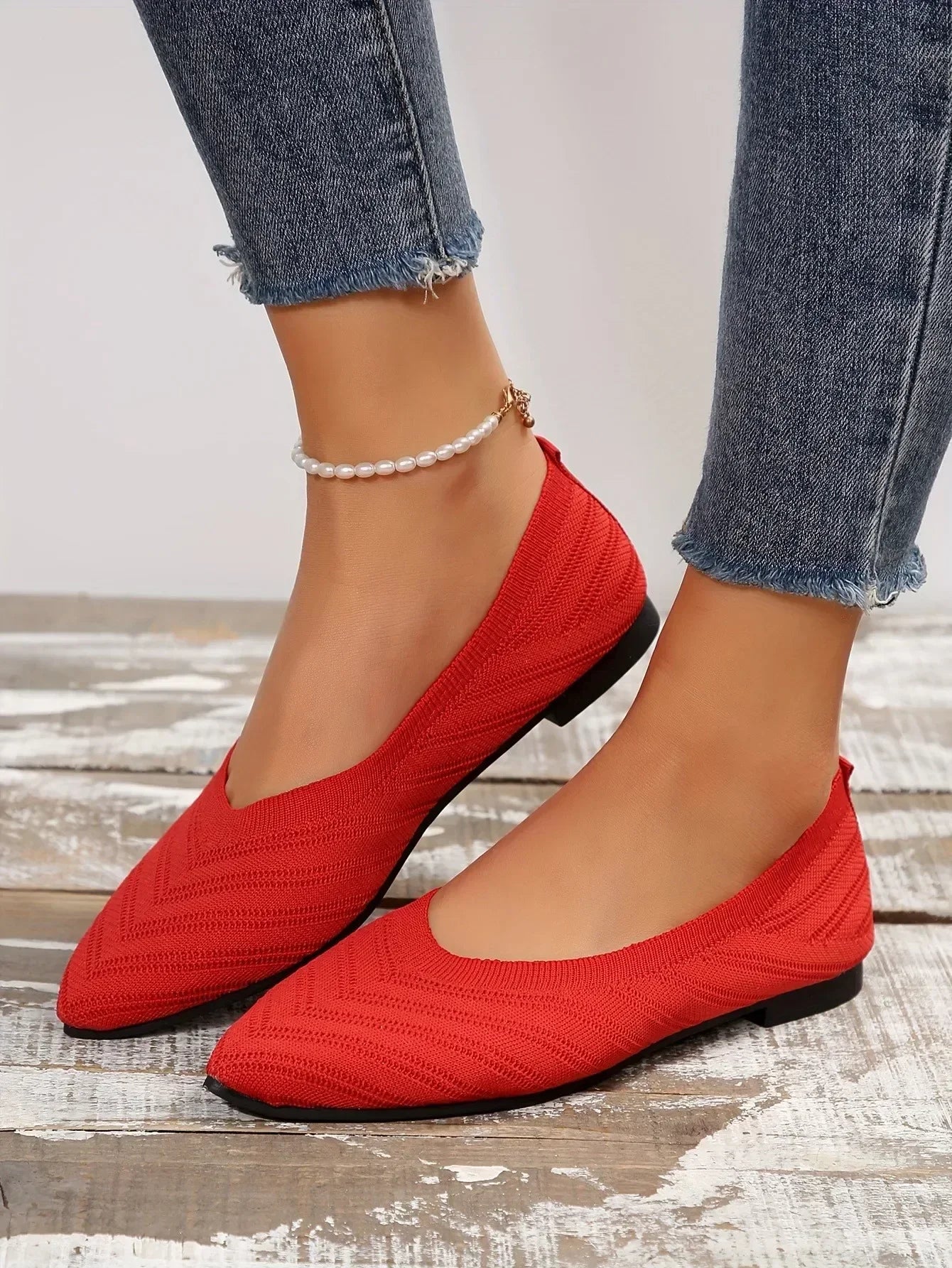 Rote Breeza Ballerinas von Talaine getragen am Fuß