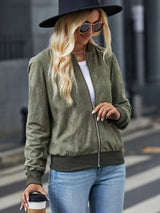 Islena Bomberjacke in Oliv, Frontansicht Streetstyle
