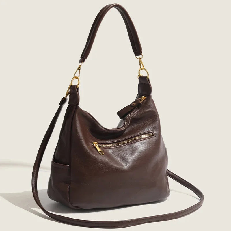 bruine leren hobo tas met vintage uitstraling en soepele structuur
