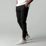 Anton herenbroek gecombineerd met witte sneakers

