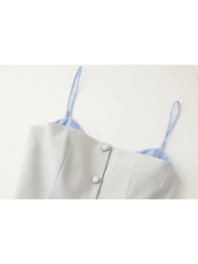 Elara Pleated Charm jurk vooraanzicht, Elara Pleated Charm jurk zijaanzicht, Elara Pleated Charm achterkant, close-up schouderbandjes Elara jurk, Elara jurk knoopdetail, geplooide rok close-up Elara jurk, model draagt Elara Pleated Charm vooraanzicht