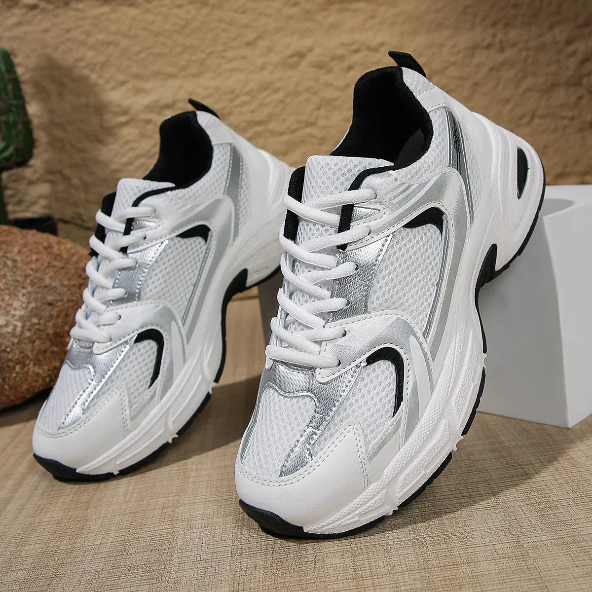 Venyra Chunky Sneakers Damen weiß mit schwarzen Akzenten