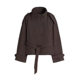 Brauner kurzer Trenchcoat Damen Rückansicht mit Bindegürtel