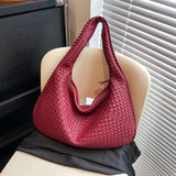 VelvetWeave tas met stevige schouderband, comfortabel voor dagelijks gebruik.