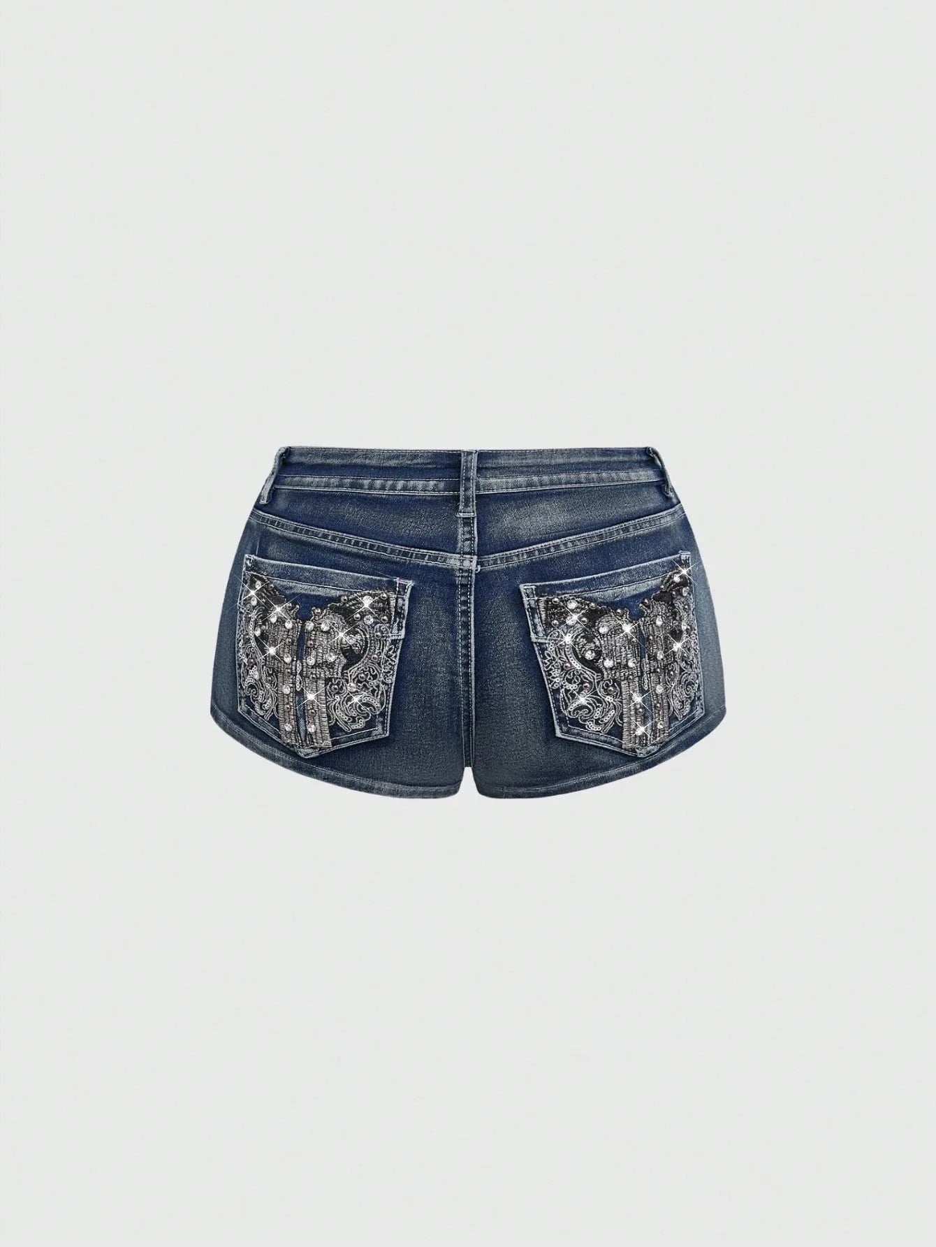 Rivéla Denim-Shorts – Rückansicht ohne Modell mit verzierten Gesäßtaschen
