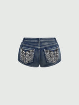 Rivéla Denim-Shorts – Rückansicht ohne Modell mit verzierten Gesäßtaschen