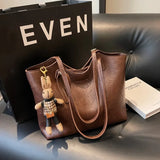 Vintage Essence Tote – hoogwaardige details van vegan leer en afwerking.