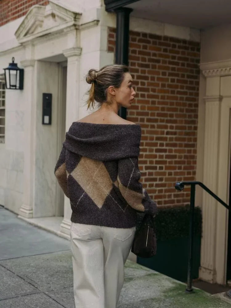rückansicht brauner off-shoulder pullover mit großem rautenmuster