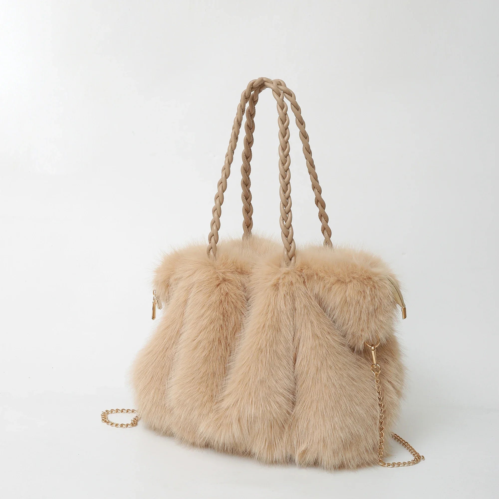 beige teddy handtasche mit goldfarbener kette