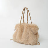 beige teddy handtasche mit goldfarbener kette
