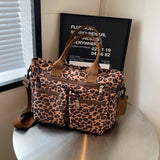Roar Chic Tote – ruime leopardprint tas met stevige schouderbanden en meerdere ritsvakken, perfect voor dagelijks gebruik.