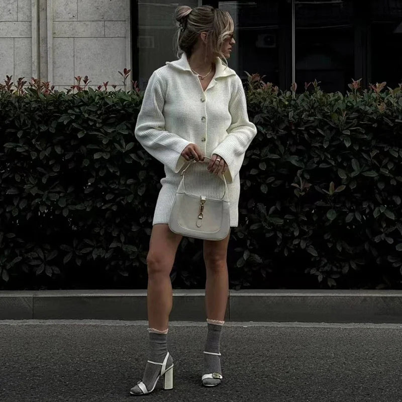 Elora Knit Co-ord Set in witte warme knit stof, bestaande uit een comfy cardigan en een trendy rokje, perfect voor herfst en winter.