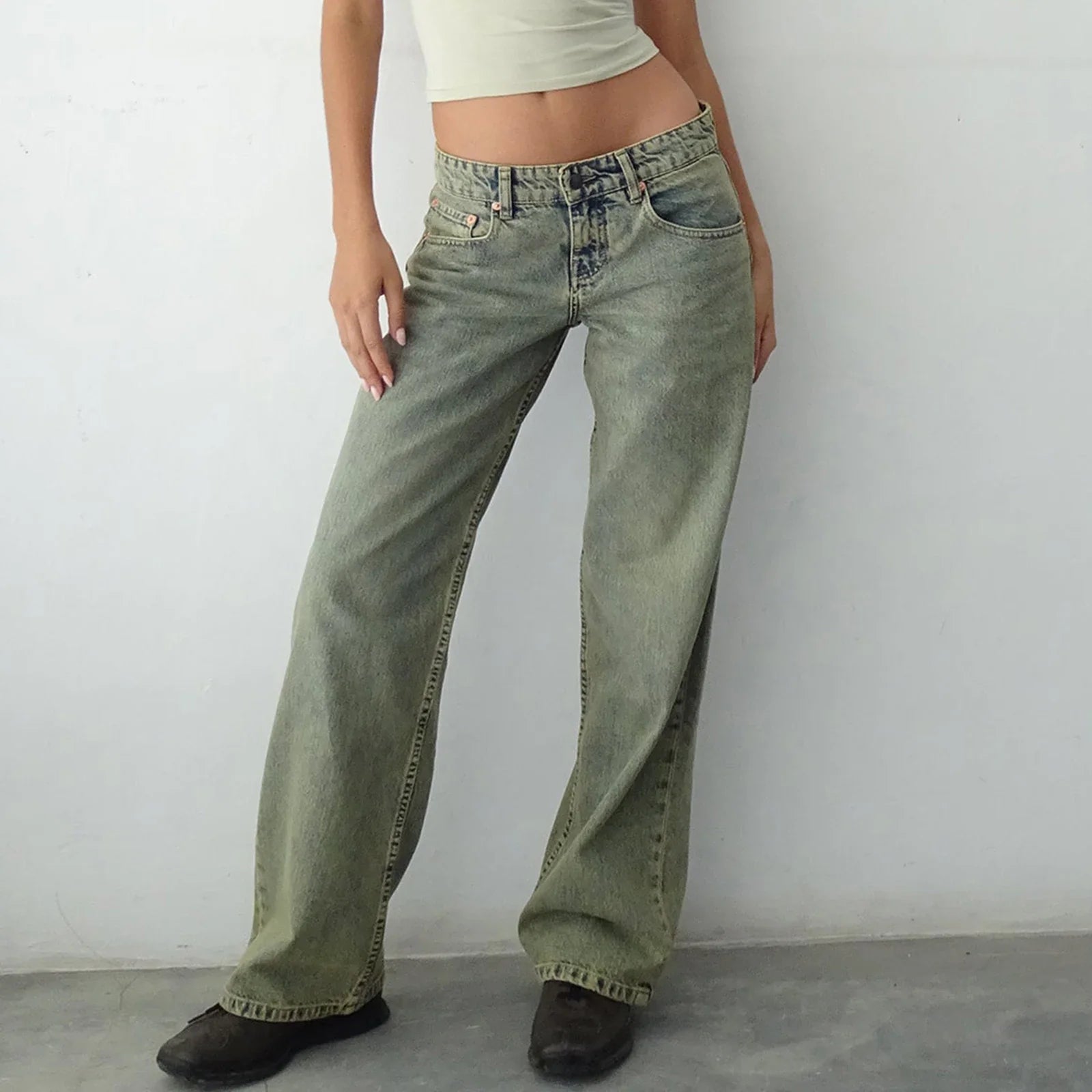 Vintage Chic Wide-Leg Jeans in verschillende kleuren, met een relaxte pasvorm en flatterend ontwerp.