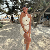 witte gehaakte set met cut-outs, zomerset gehaakt wit katoen, haltertop en minirok strandlook, boho stijl zomeroutfit dames, crochet set beachwear Salejano, bloemenpatroon gehaakte set
