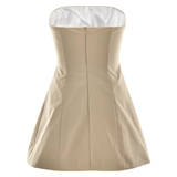 strapless beige mini jurk met zwarte knopen, elegante A-lijn mini jurk dames, chique strapless avondjurk met asymmetrische plooien, Belle Amour mini jurk modieuze look, cocktailjurk strapless beige met knopen
