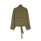 Olivgrüner kurzer Trenchcoat Damen Rückansicht mit Bindegürtel