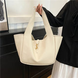 witte schoudertas met brede band en elegant design
