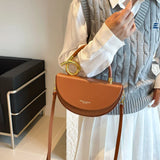 Amara Retro Crossbody Bag in Camel, über der Schulter getragen
