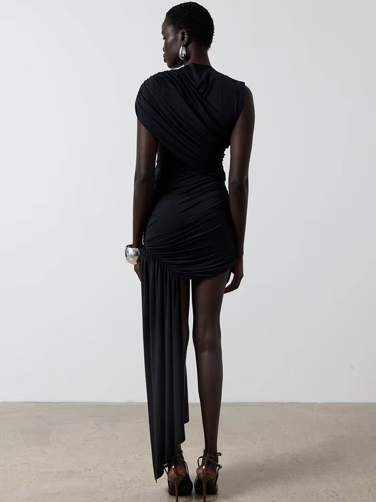 Draped zwarte avondjurk met lange split en hoge hals