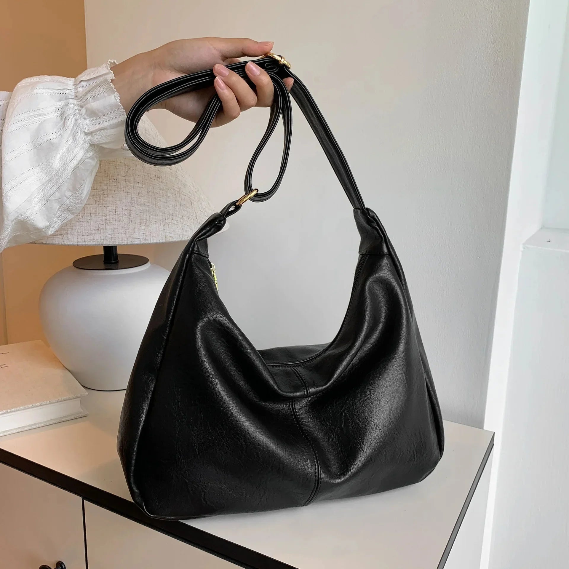 Novira Tasche in Schwarz für den Alltag gestylt