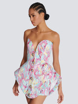 vrouw in strapless sweetheart avondjurk met gestructureerde taille

