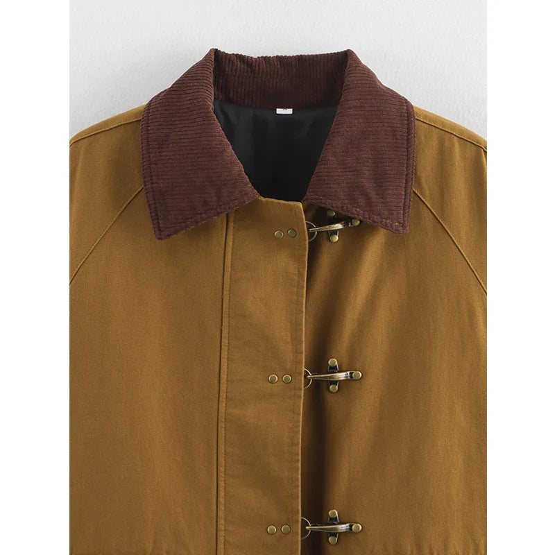 camel jacke damen kombiniert mit lederhose und chunky boots