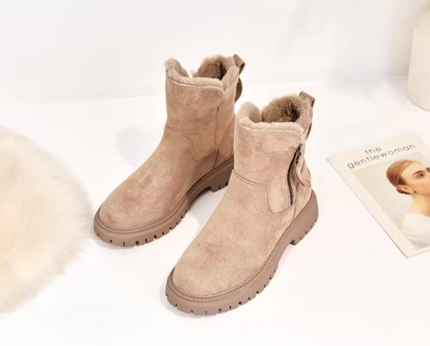 nahaufnahme beige winterstiefel mit reißverschluss und profilsohle