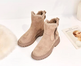 nahaufnahme beige winterstiefel mit reißverschluss und profilsohle