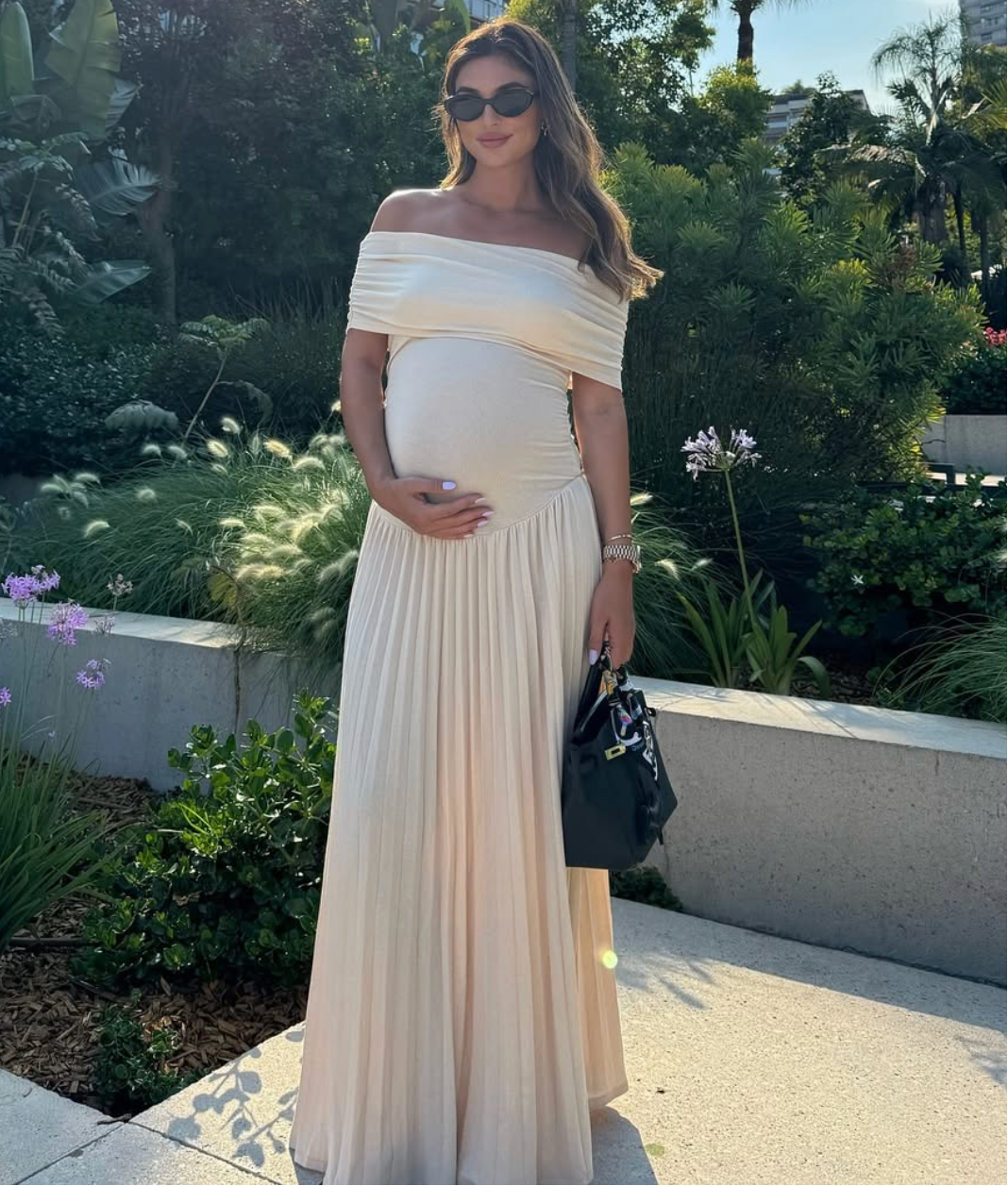 Isaline elegantes Umstandskleid in Creme, Detailansicht des Ausschnitts