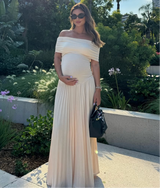 Isaline elegantes Umstandskleid in Creme, Detailansicht des Ausschnitts