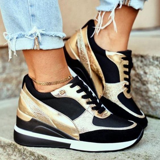 Talaine Nanti Keilabsatz-Sneaker in Schwarz-Gold seitlich