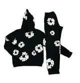 zwarte unisex trainingspak met witte bloemenprint op hoodie en broek

