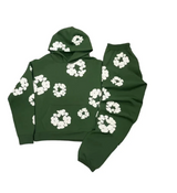 groene trainingspak set met witte bloemenmotieven voor casual look
