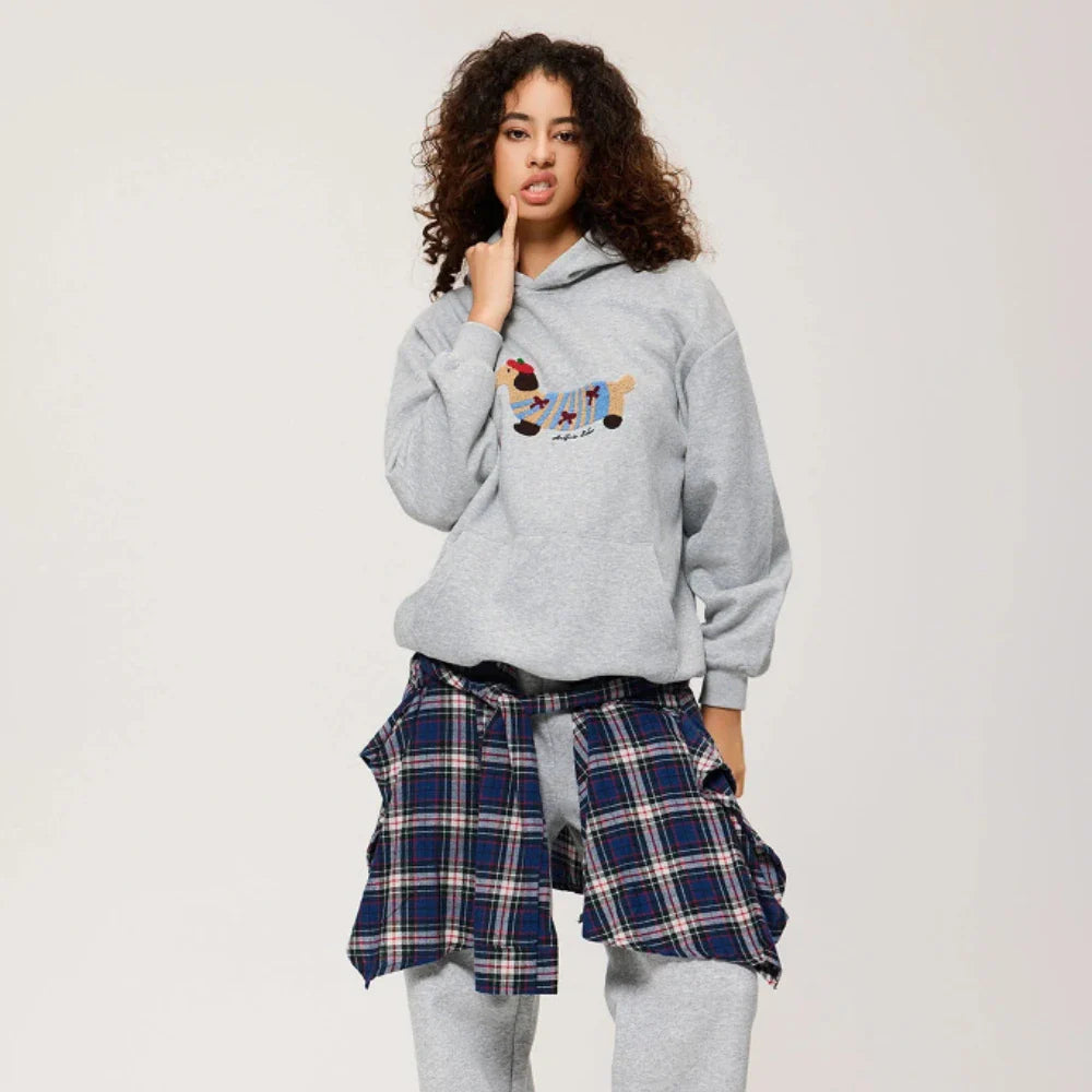 Grauer Hoodie mit Dackel-Stickerei lässig kombiniert
