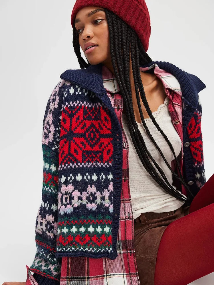 frau mit roter mütze trägt bunten fair isle strickpullover in rot blau und grün