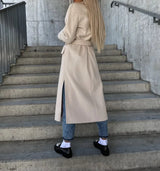 Luxora Mantel beige, Rückansicht auf Treppe
