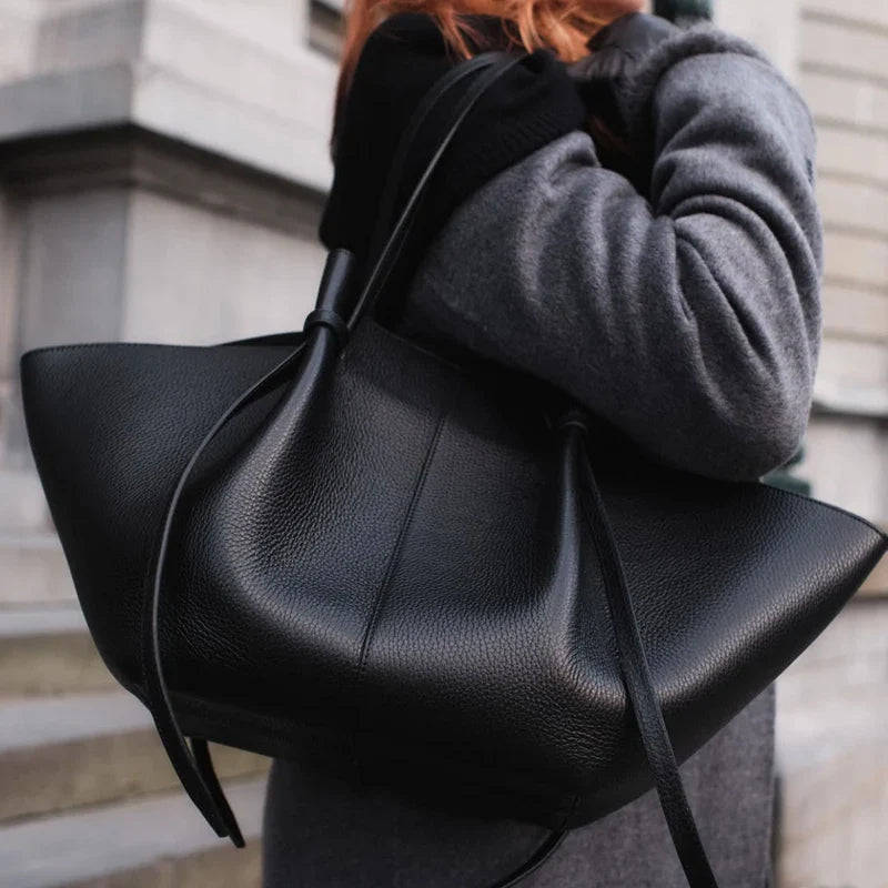 Avoria Tote Bag in Schwarz aus veganem Leder
