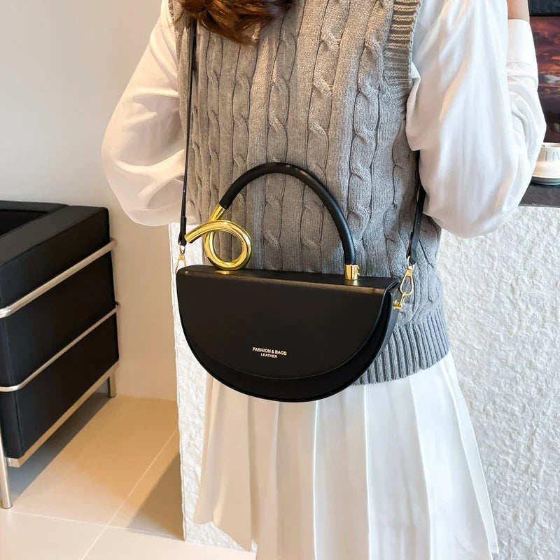 Amara Retro Crossbody Bag schwarz getragen über der Schulter
